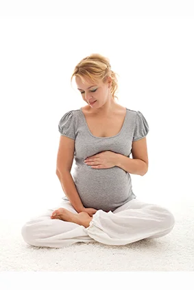 Posture de yoga prénatal